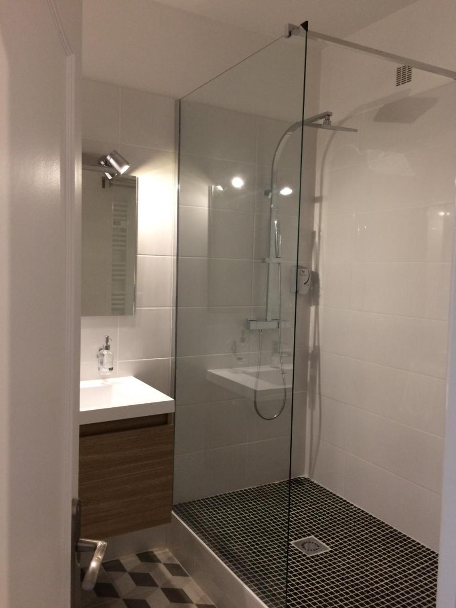 Salle de bains dans l'établissement Hôtel Saint Louis