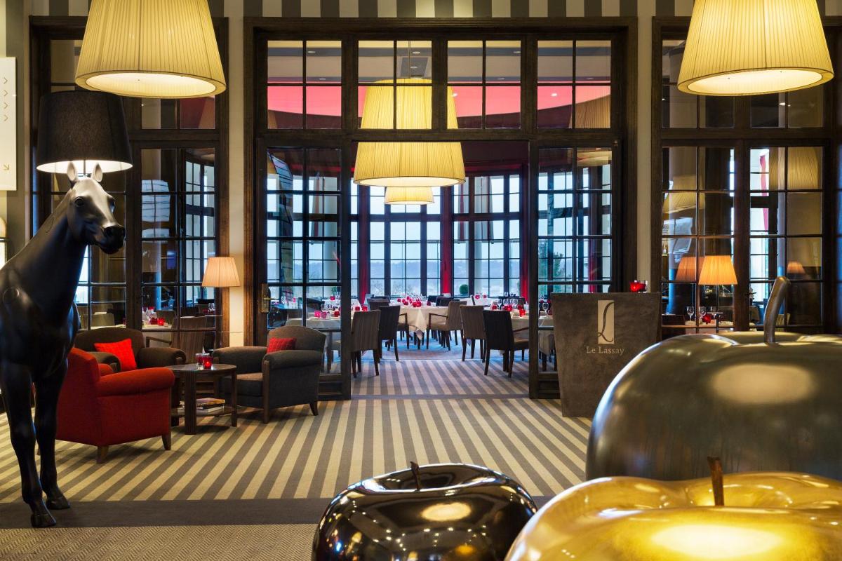 Coin salon dans l'établissement Hôtel Barrière L'Hôtel du Golf