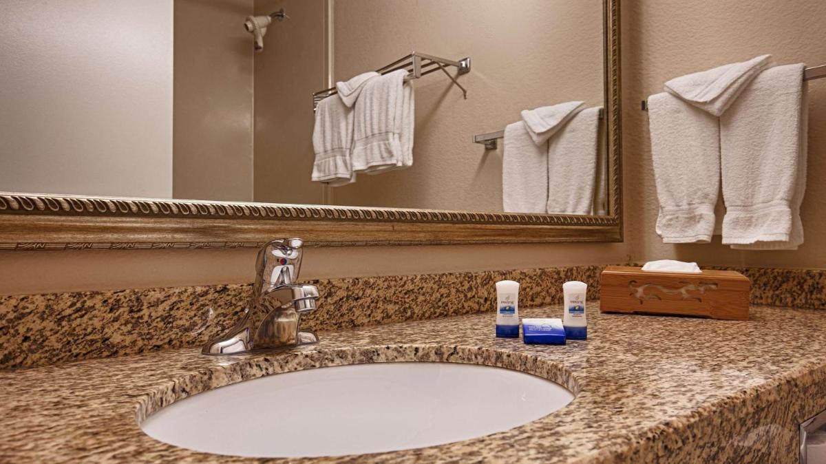 Best Western Plus Chicago Hillside - Housity