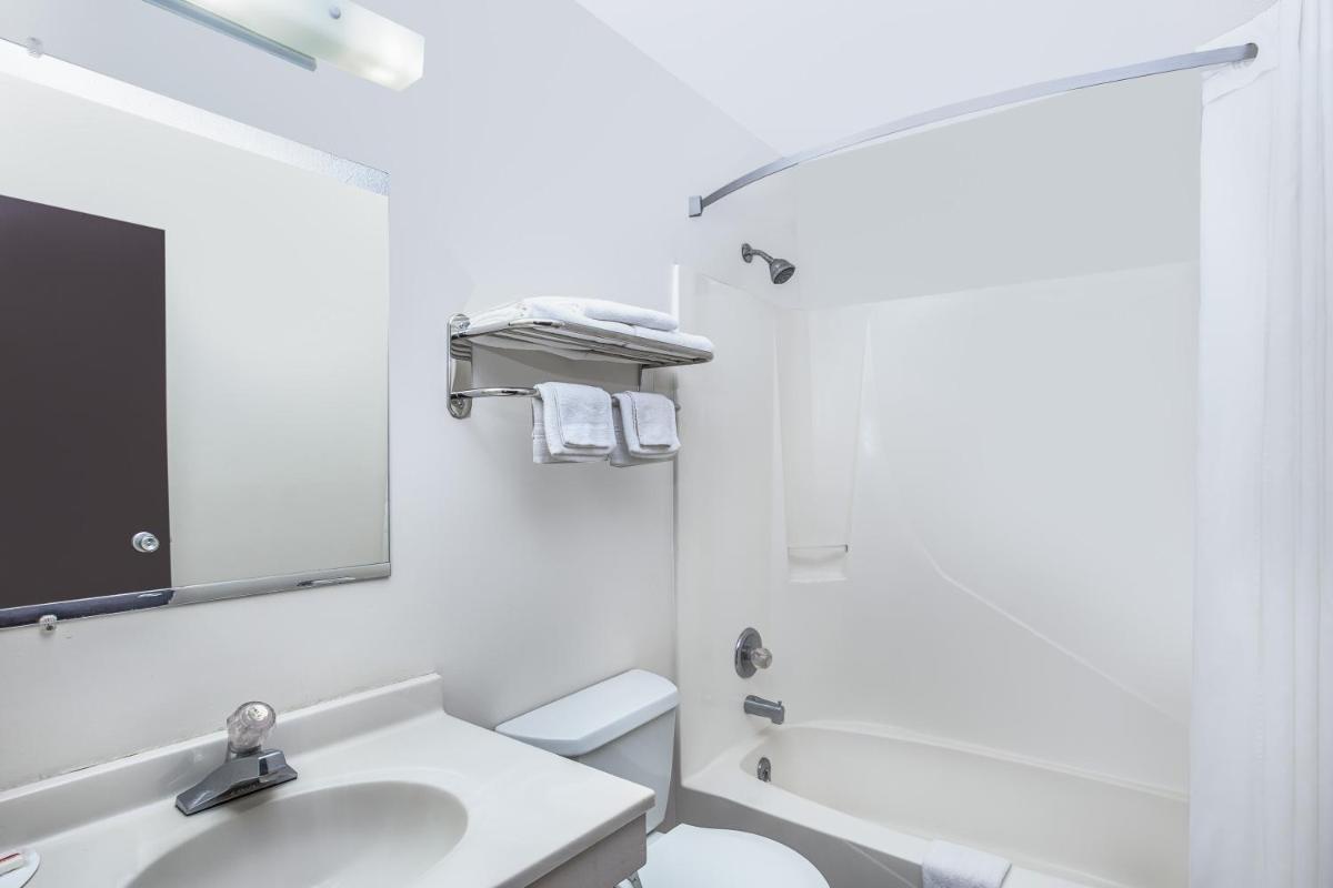 Super 8 by Wyndham Columbus - Housity