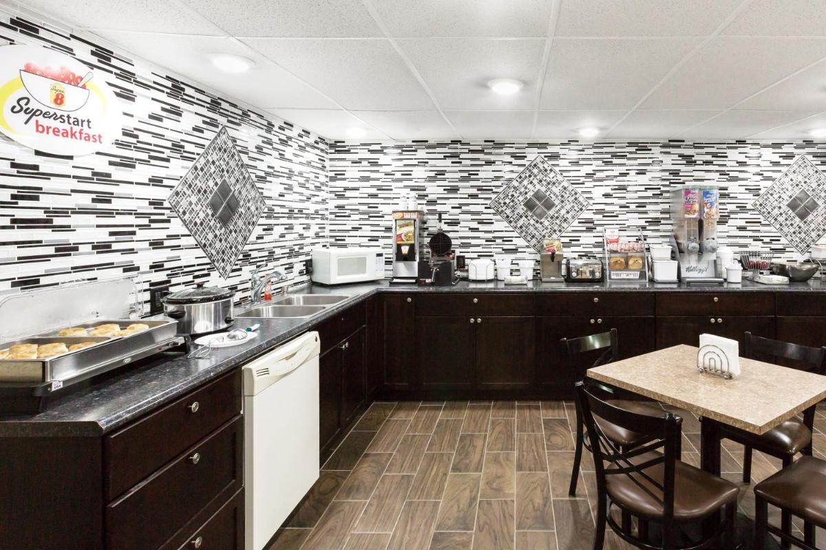 Super 8 by Wyndham Columbus - Housity
