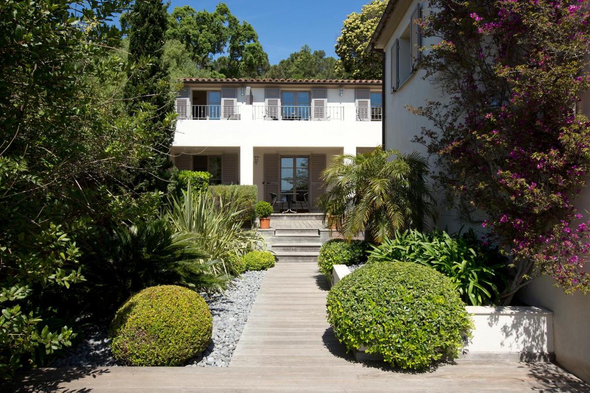 une maison avec une allée devant dans l'établissement Le Pinarello, à Sainte-Lucie de Porto-Vecchio