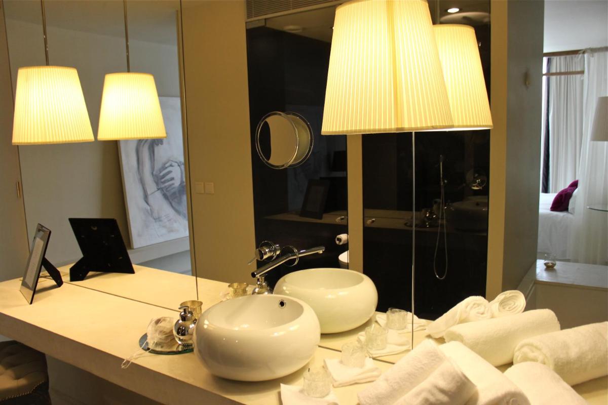 Uma cama ou camas num quarto em Carmo's Boutique Hotel - Small Luxury Hotels of the World