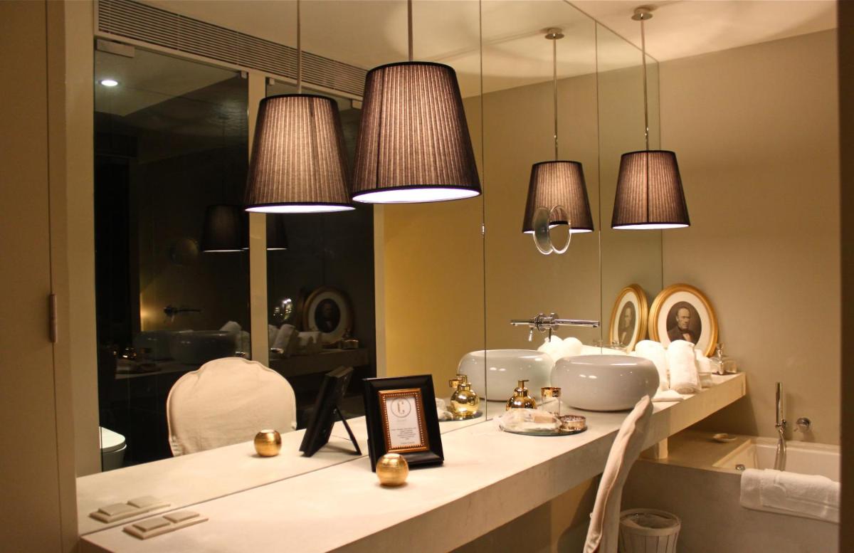 Uma casa de banho em Carmo's Boutique Hotel - Small Luxury Hotels of the World