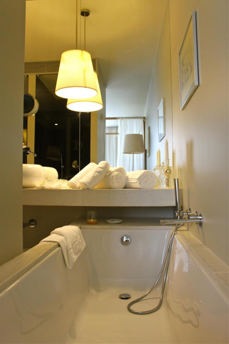 Uma casa de banho em Carmo's Boutique Hotel - Small Luxury Hotels of the World