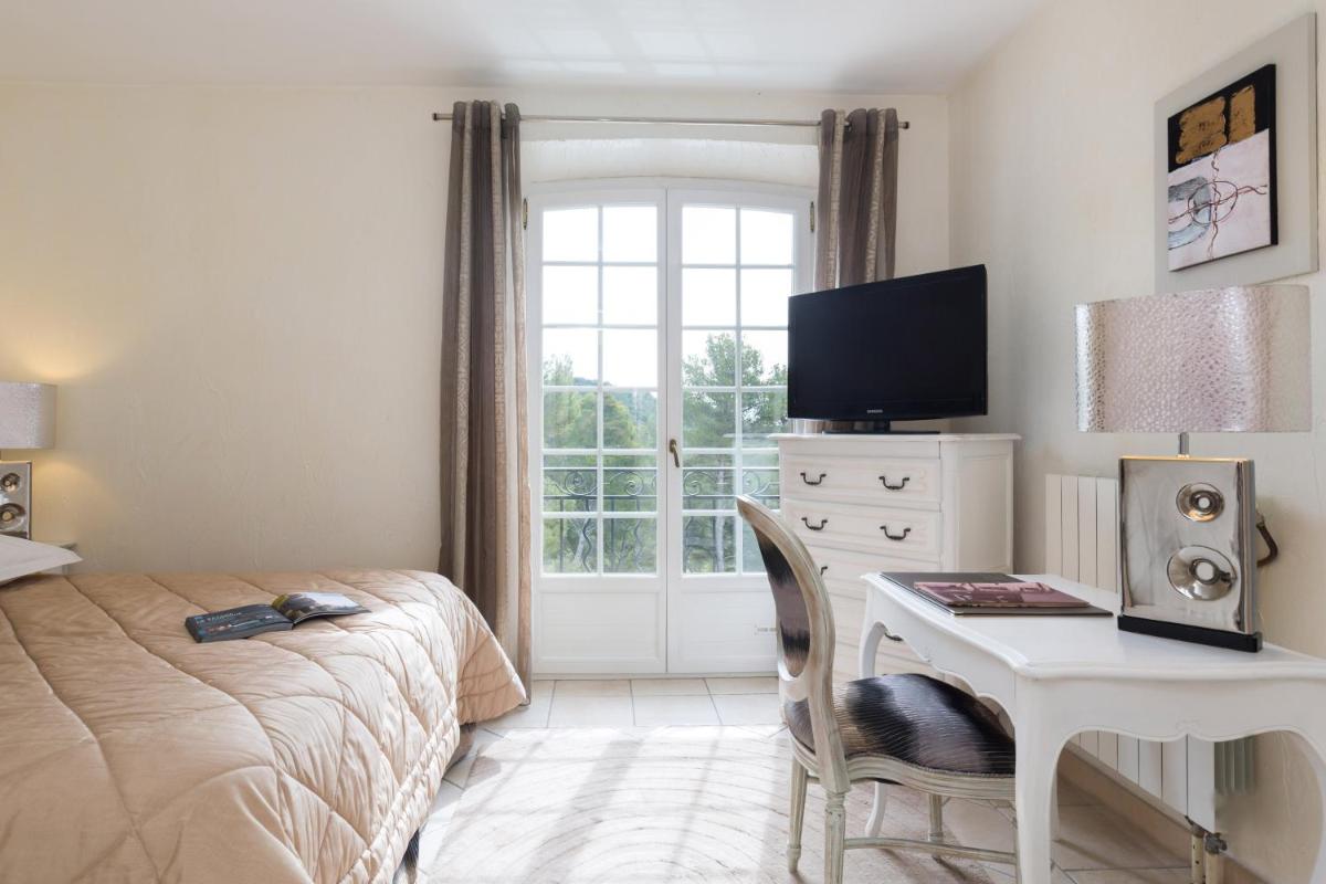 Télévision ou salle de divertissement dans l'établissement La Bastide De Tourtour Hotel & Spa