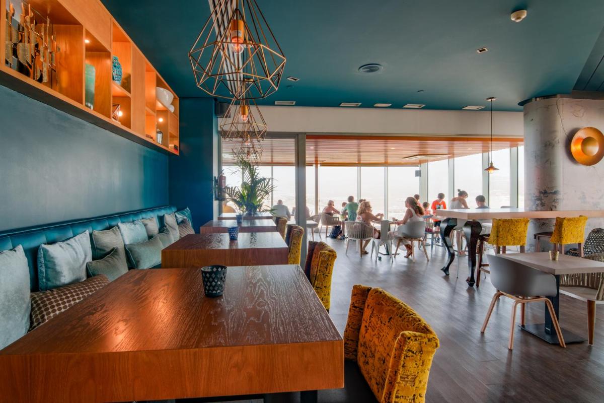 Un restaurante o sitio para comer en Arrecife Gran Hotel & Spa