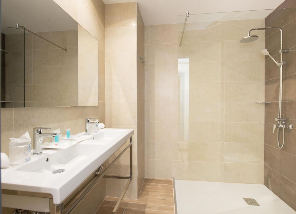 Un baño de HL Suitehotel Playa del Inglés - Adults Only