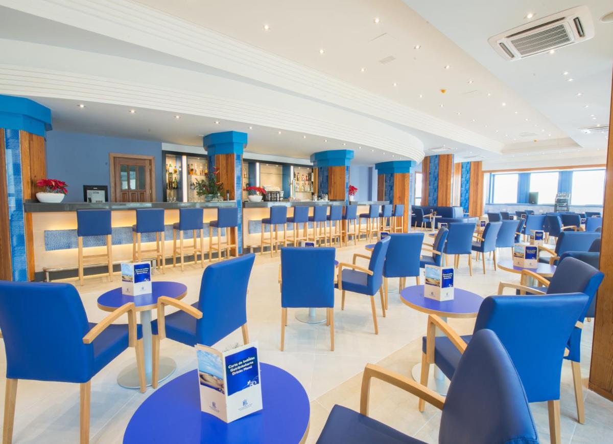 Un restaurante o sitio para comer en HL Suitehotel Playa del Inglés - Adults Only