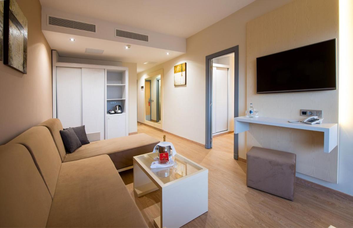 Una televisión o centro de entretenimiento en HL Suitehotel Playa del Inglés - Adults Only
