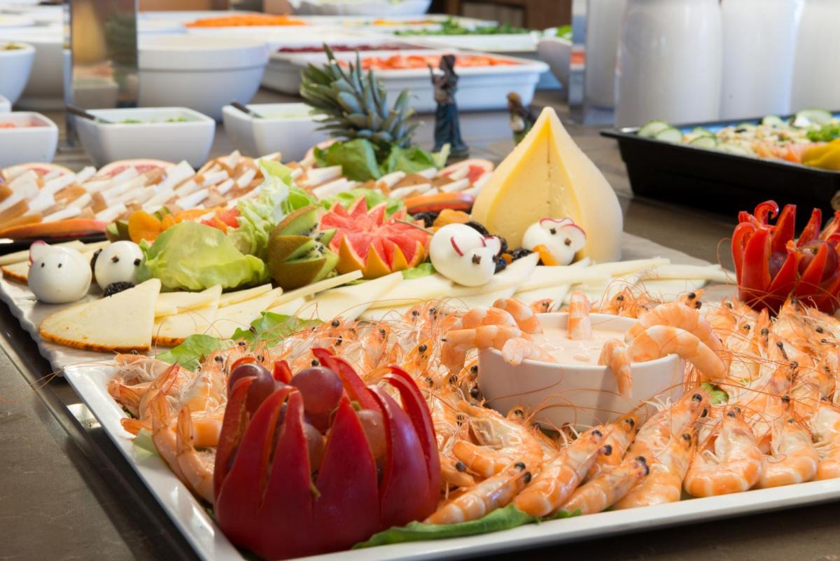 Comida en o cerca de este hotel