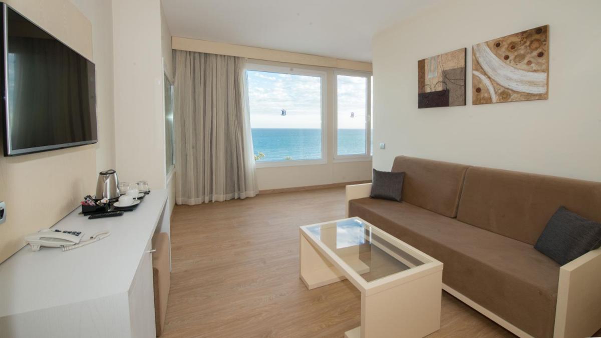 Una televisión o centro de entretenimiento en HL Suitehotel Playa del Inglés - Adults Only