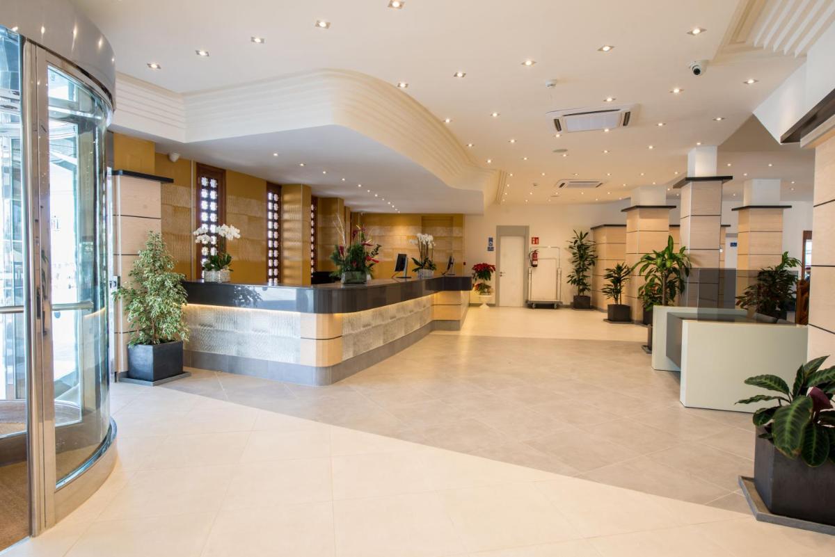 un vestíbulo de un edificio con plantas en él en HL Suitehotel Playa del Inglés - Adults Only, en Playa del Inglés 46 fotos más