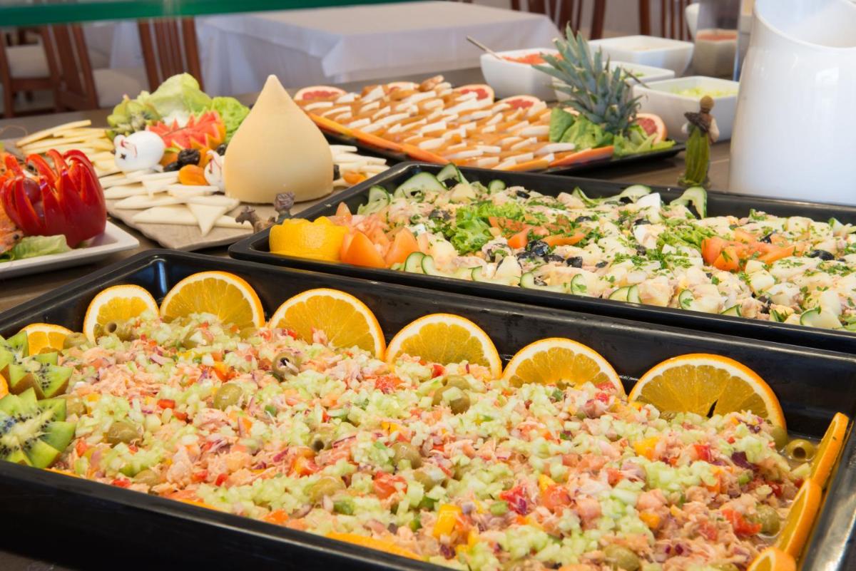 Comida en o cerca de este hotel