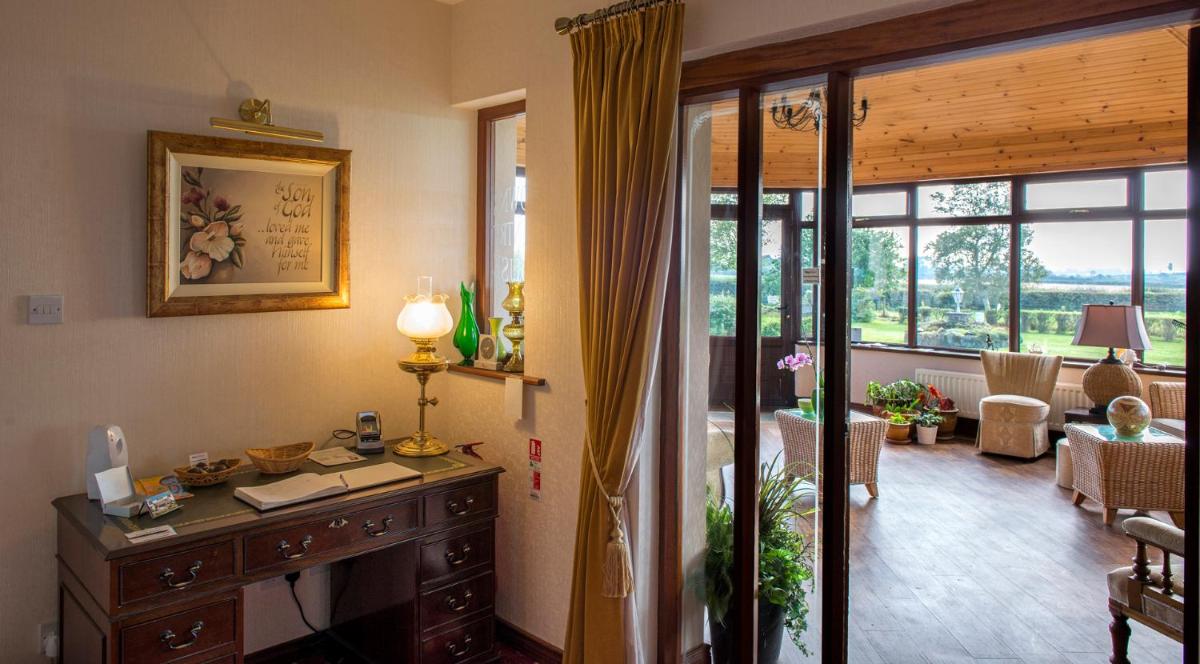 Browns Country House - Housity