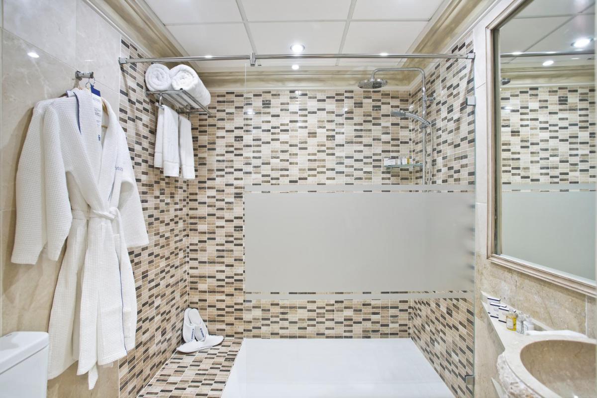 Un baño de El Oceano Beach Hotel Adults only recommended