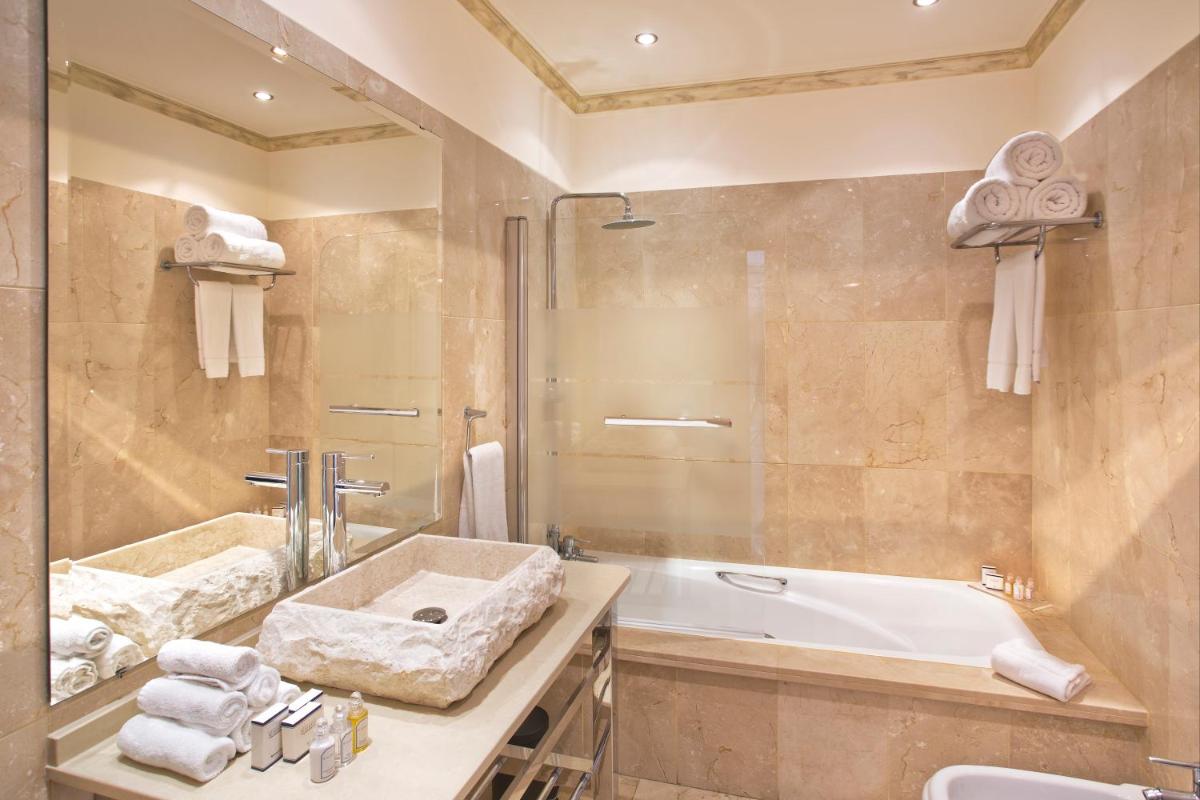 Un baño de El Oceano Beach Hotel Adults only recommended
