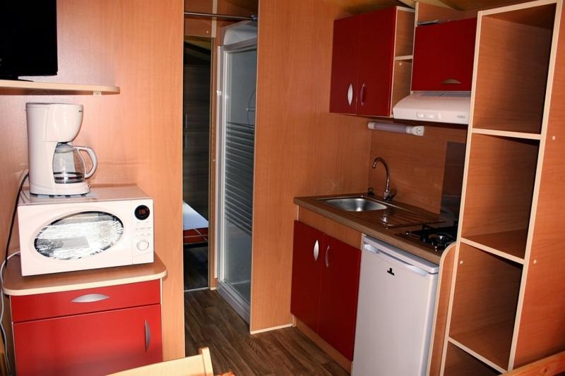 Cuisine ou kitchenette dans l'établissement Camping La Pinède