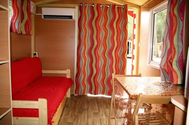 Coin salon dans l'établissement Camping La Pinède