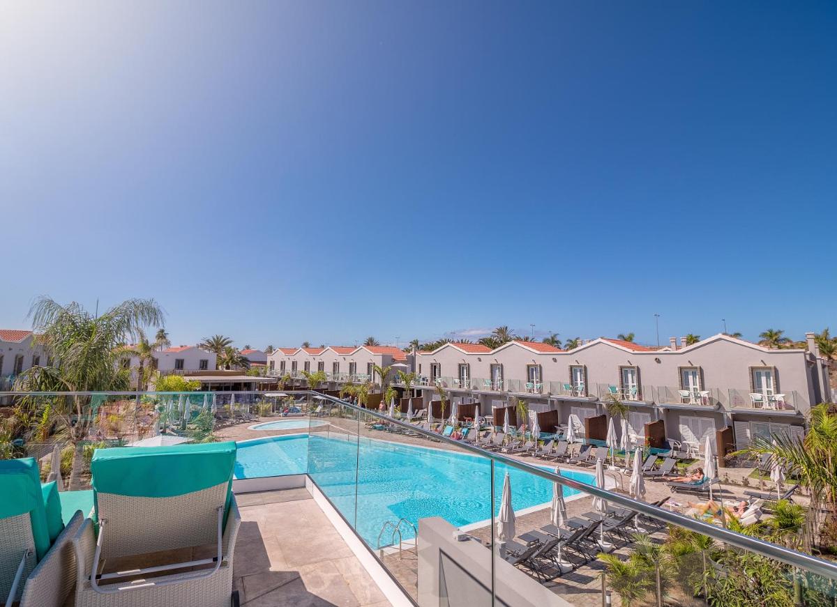 Una vista de una piscina en un resort. en Hotel LIVVO Los Calderones - Adults recommended, en Maspalomas