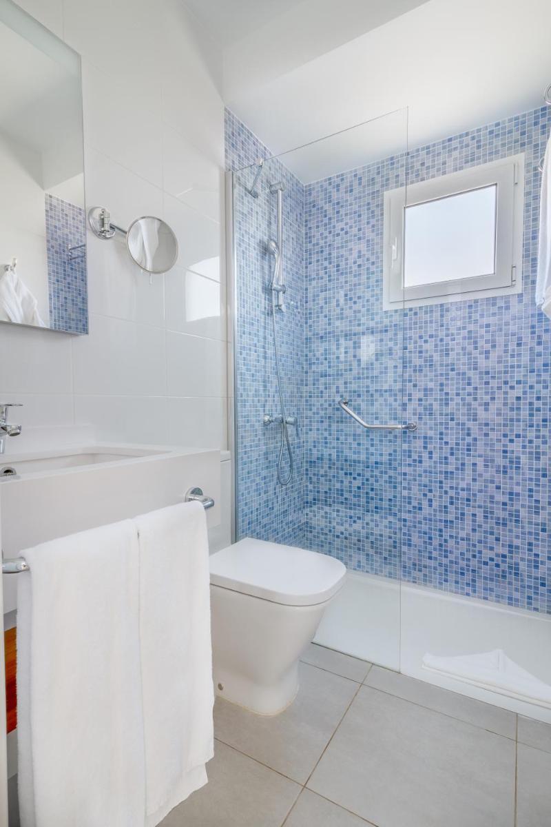 Un baño de Hotel LIVVO Los Calderones - Adults recommended