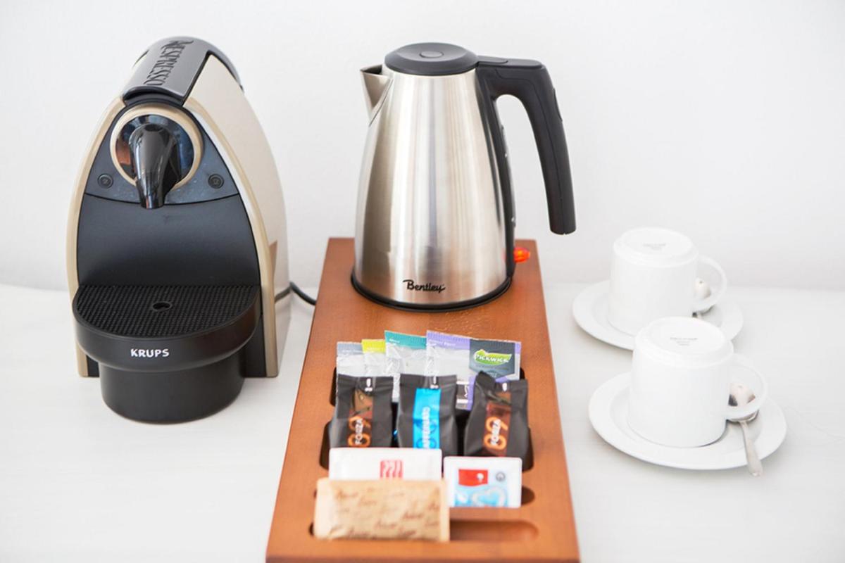Utensilios para hacer té y café en Myseahouse Flamingo - Adults Only 4* Sup