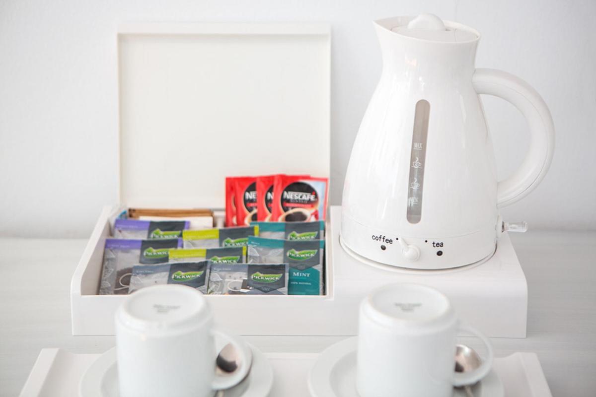 Utensilios para hacer té y café en Myseahouse Flamingo - Adults Only 4* Sup