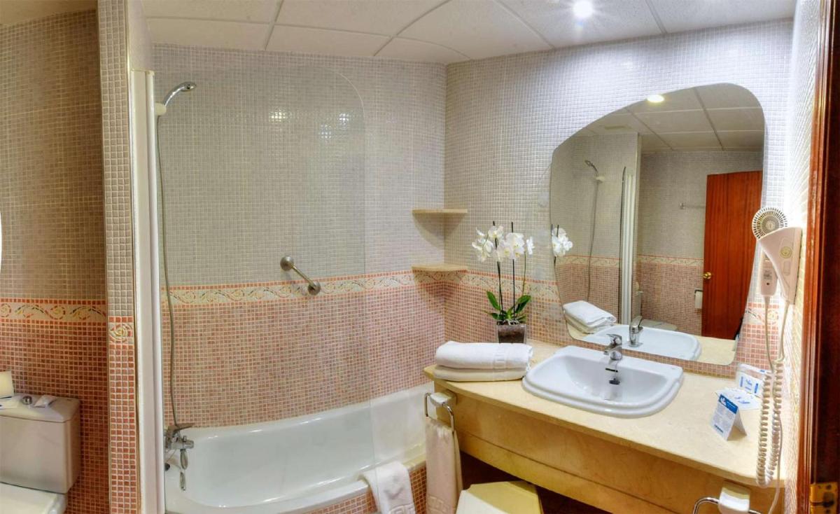 Un baño de Hotel & Spa Entremares
