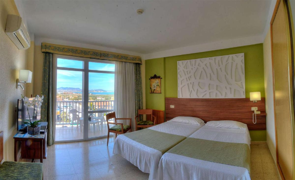 Cama o camas de una habitación en Hotel & Spa Entremares