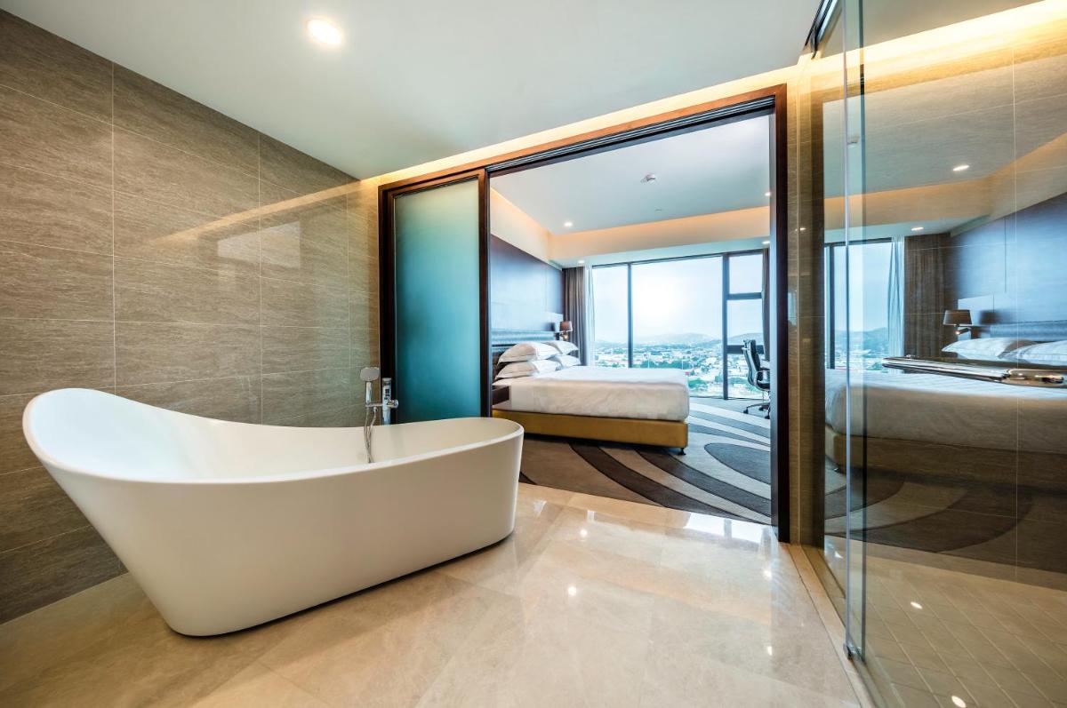 The Stanley Hotel & Suites - Housity