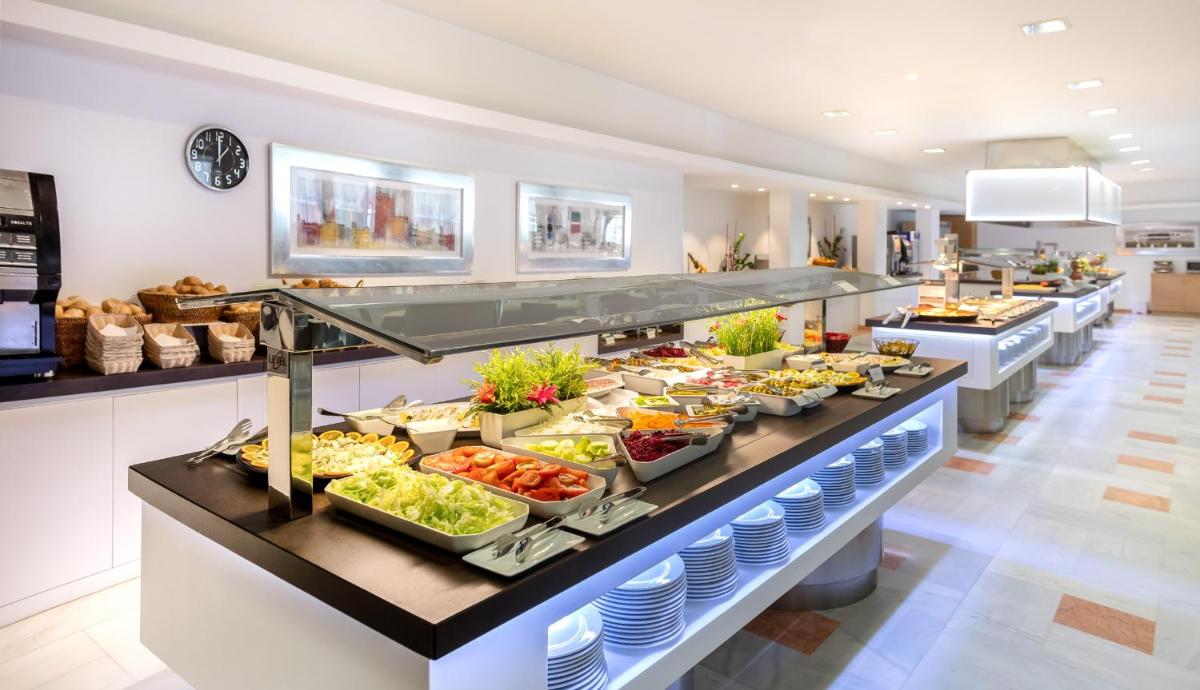 Comida en o cerca de este hotel