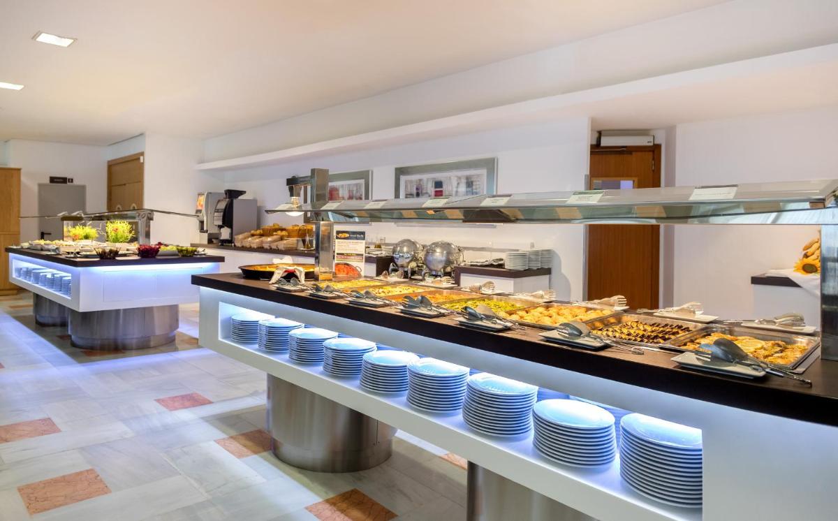 Comida en o cerca de este hotel