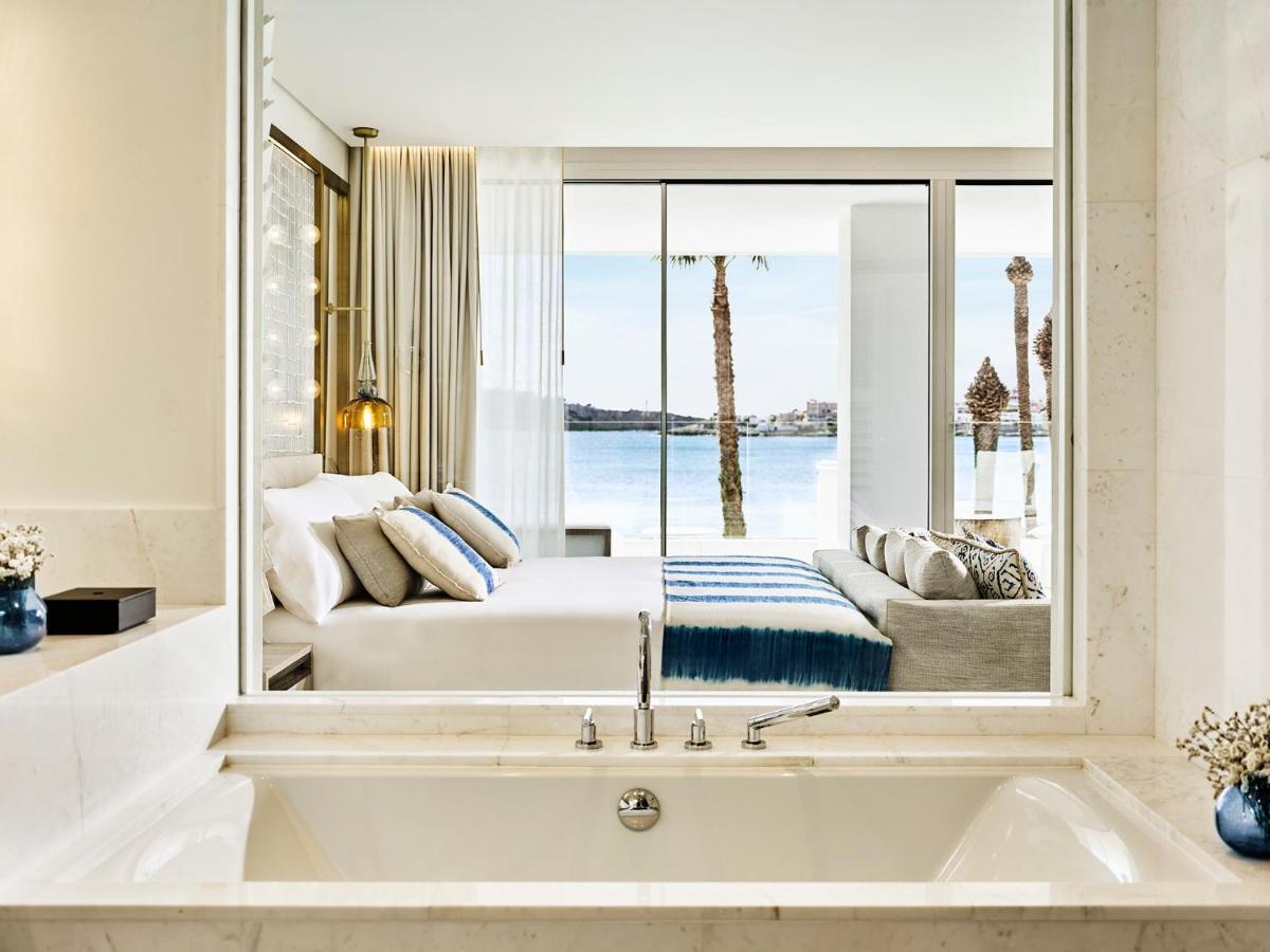 Cama o camas de una habitación en Nobu Hotel Ibiza Bay