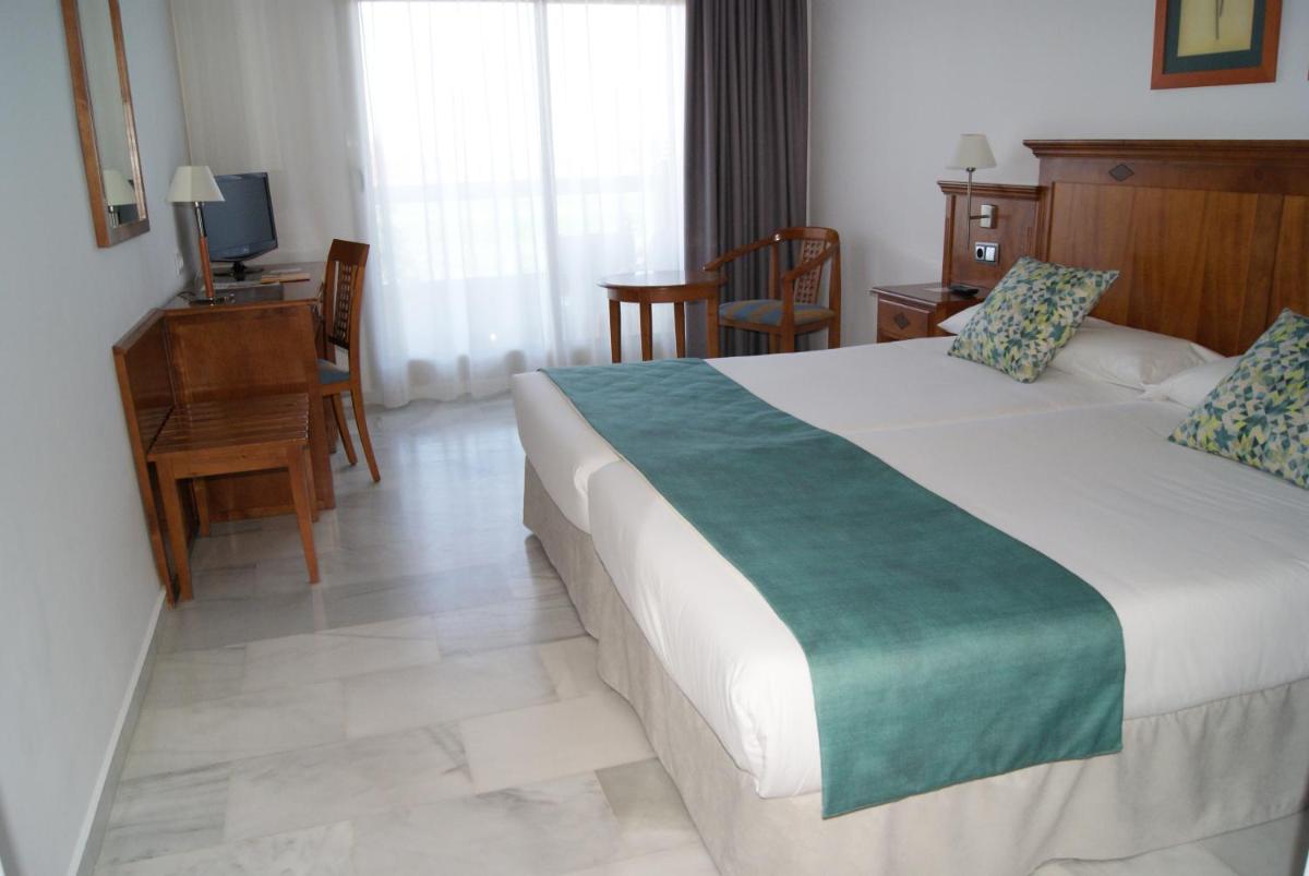 Cama o camas de una habitación en BQ Andalucia Beach Hotel