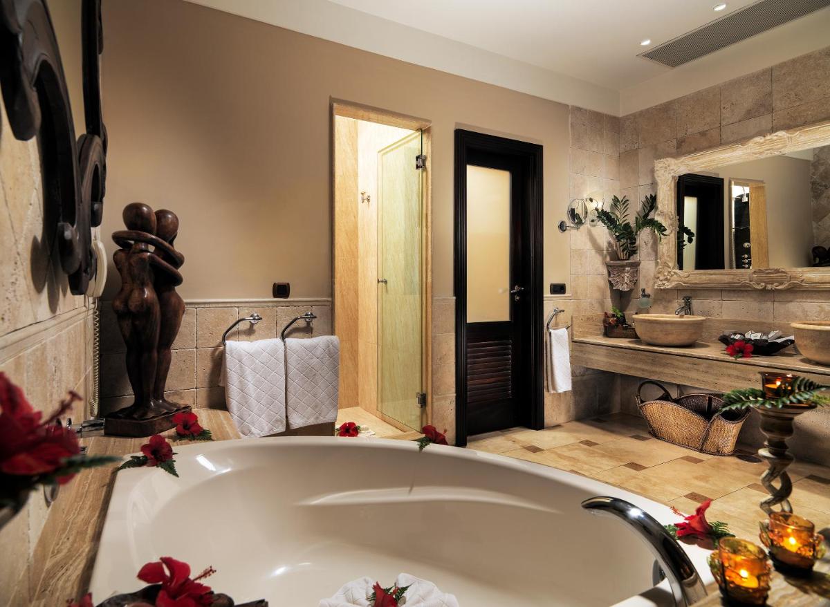 Un baño de Royal Garden Villas, Luxury Hotel