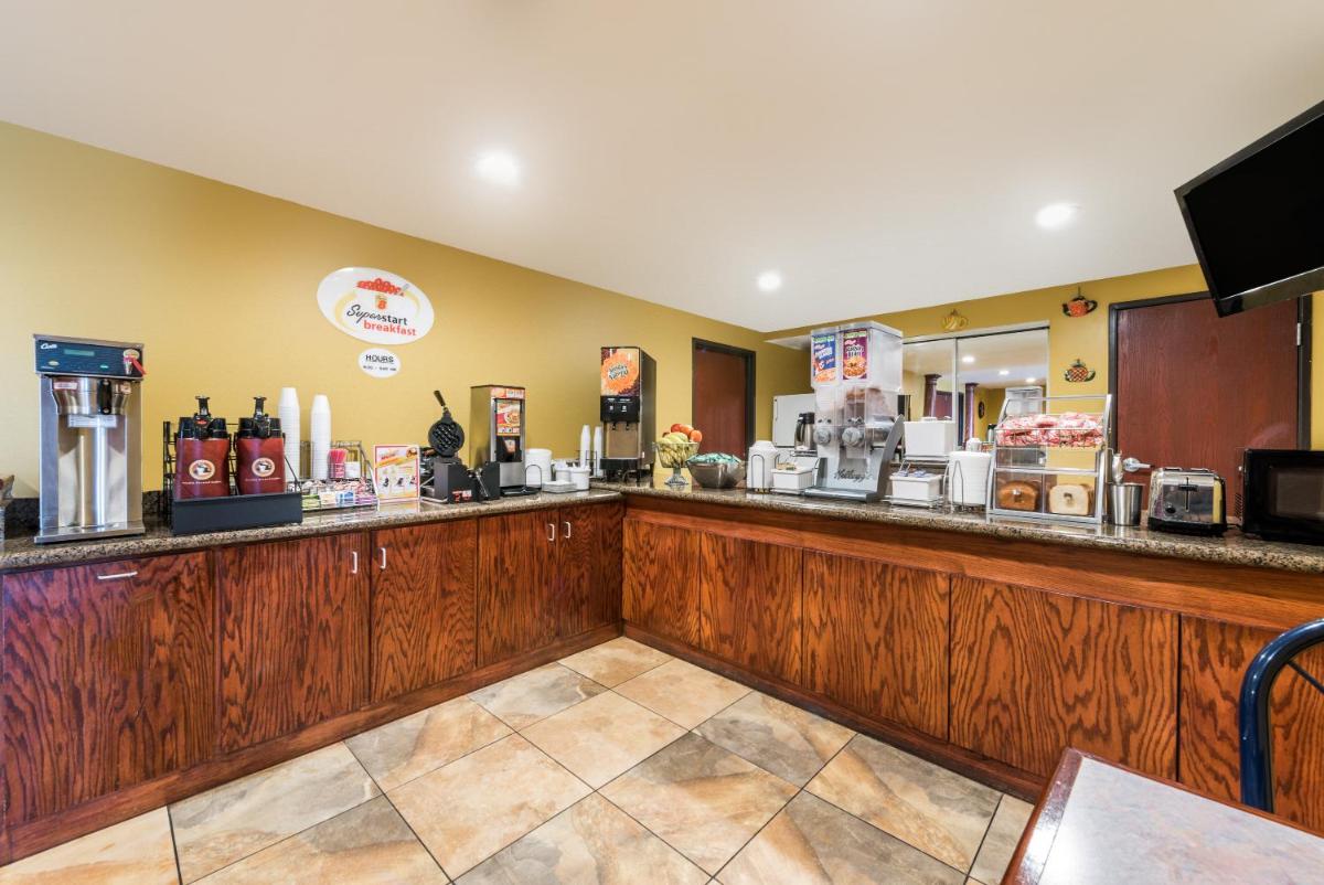 Super 8 by Wyndham Fort Worth North - Housity