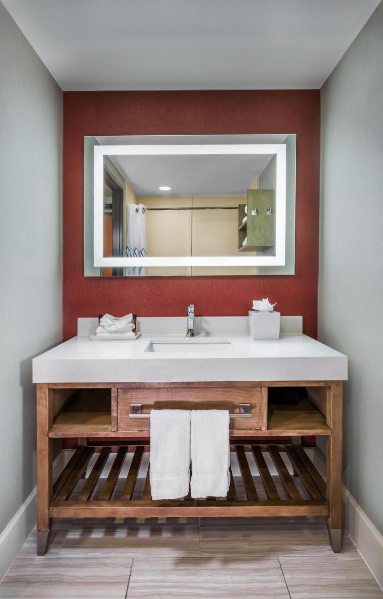 Desert Palms Hotel & Suites Anaheim Resort - Housity