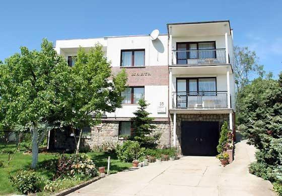 Pokoje gościnne Marta - pokoje, apartamenty, domki - Housity