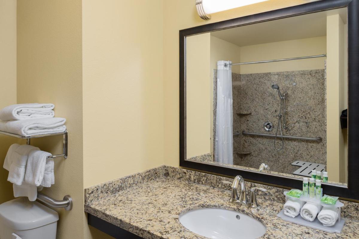 Holiday Inn Express Redwood National Park, an IHG Hotel - Housity