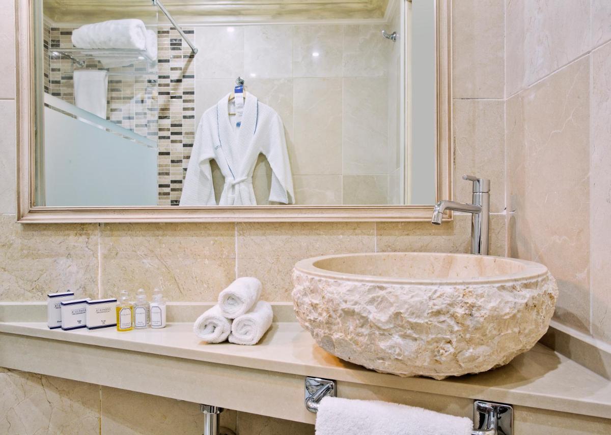 Un baño de El Oceano Beach Hotel Adults only recommended