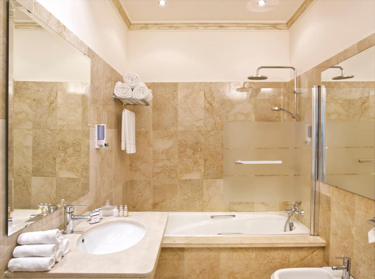 Un baño de El Oceano Beach Hotel Adults only recommended