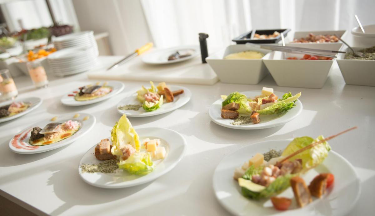 Comida en o cerca de este hotel