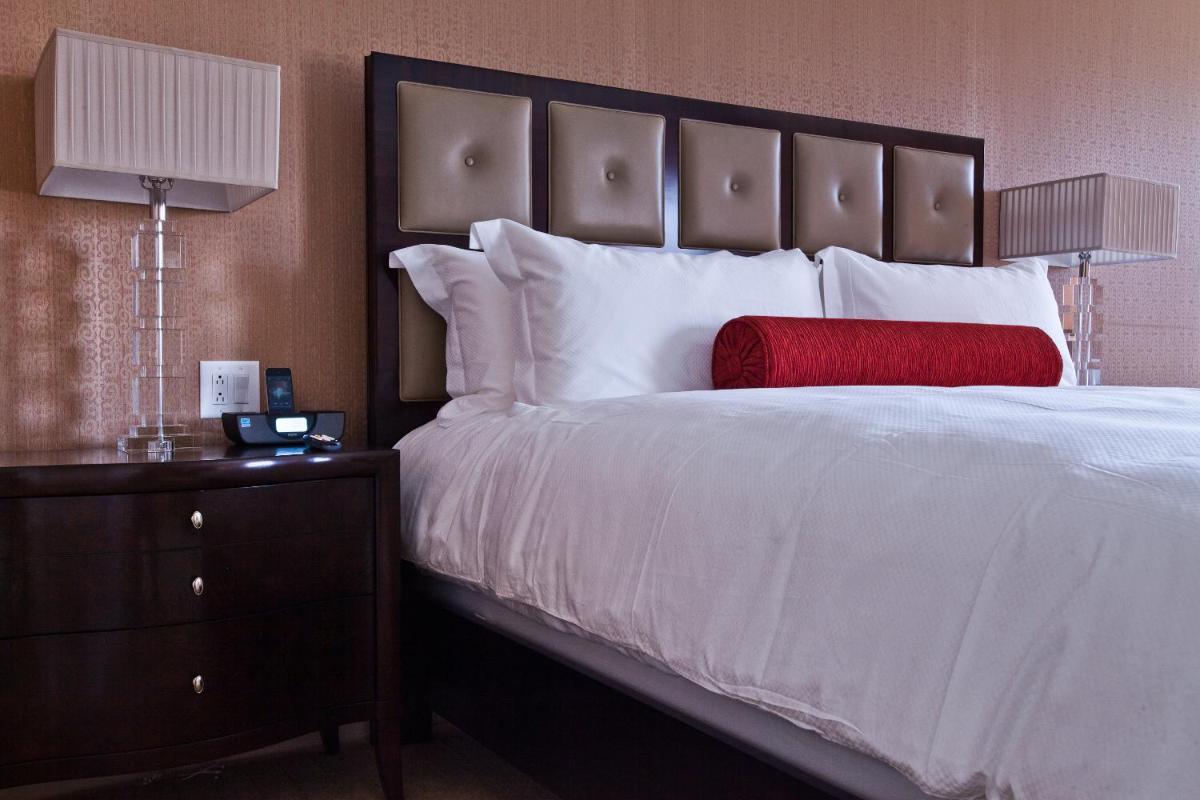 Town & Country Inn and Suites - Housity