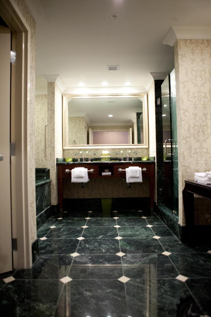 Town & Country Inn and Suites - Housity