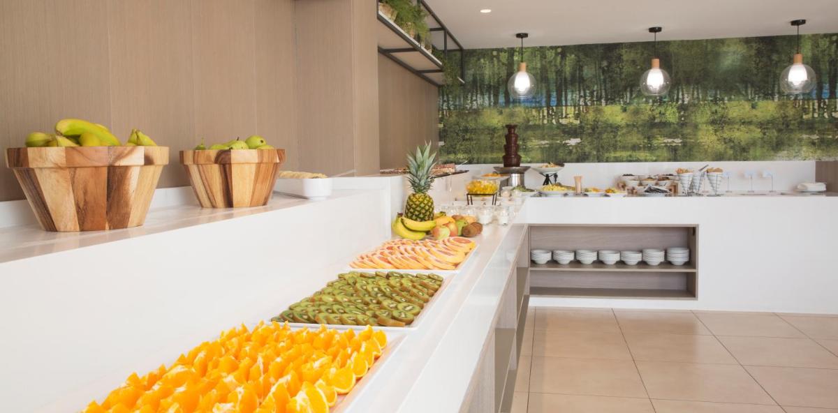 Comida en o cerca de este hotel