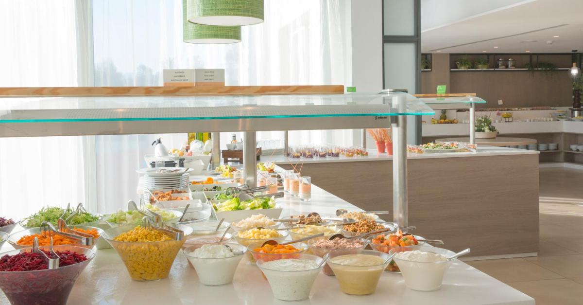 Comida en o cerca de este hotel