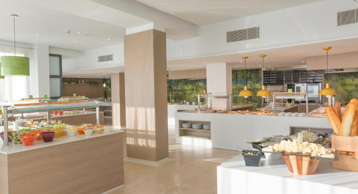 Comida en o cerca de este hotel
