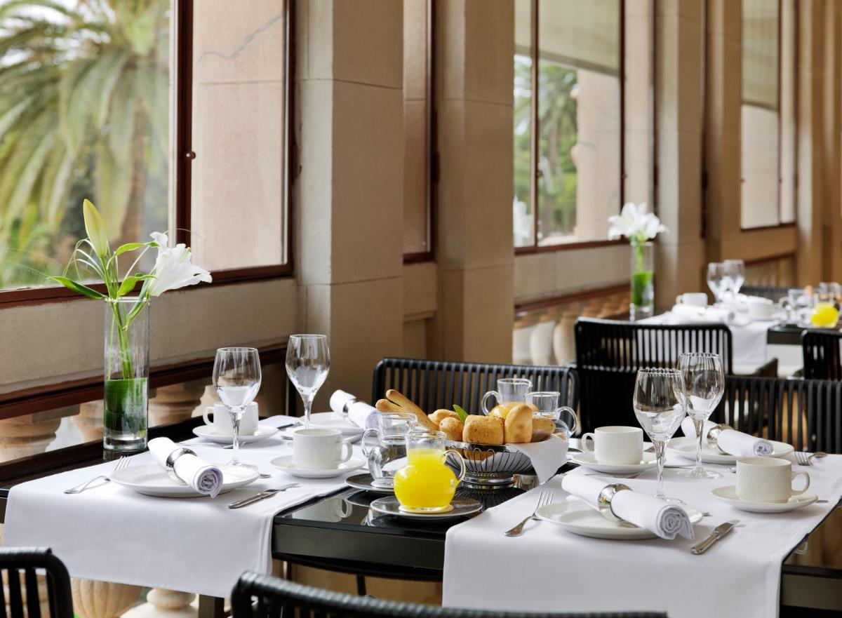 Comida en o cerca de este hotel
