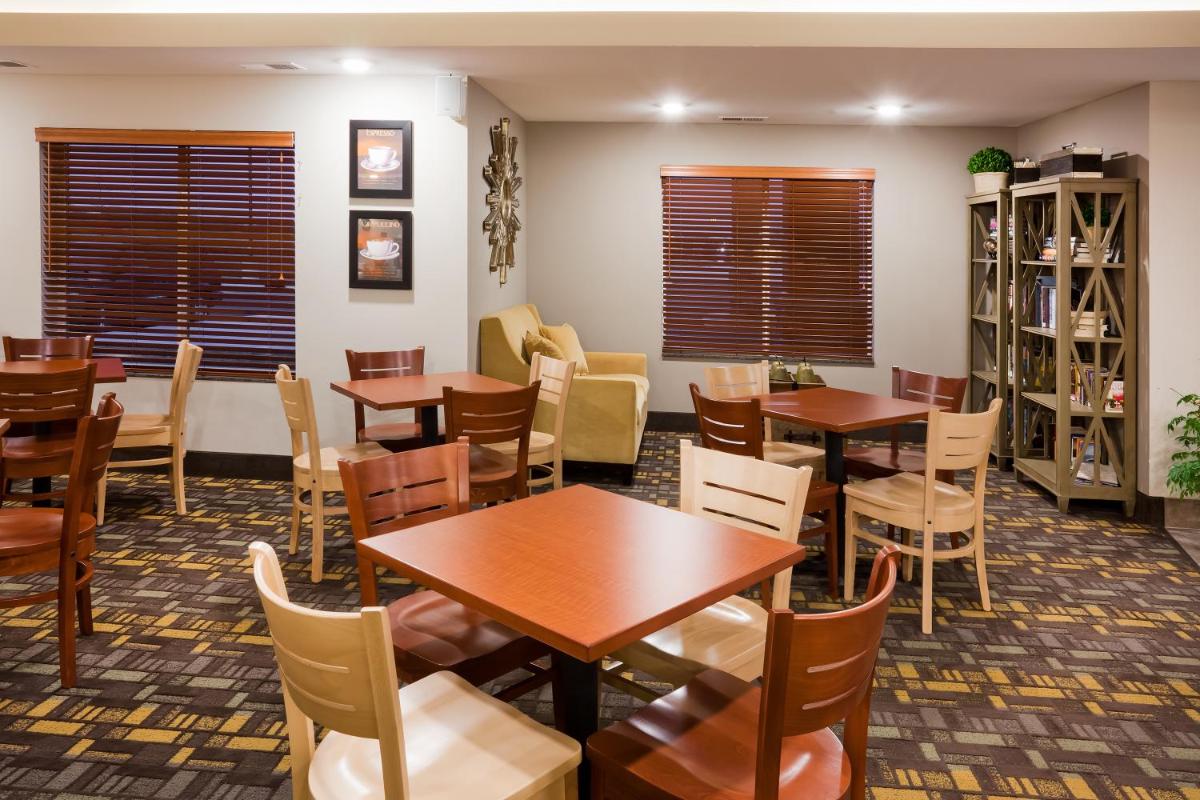 AmericInn by Wyndham DeWitt - Housity