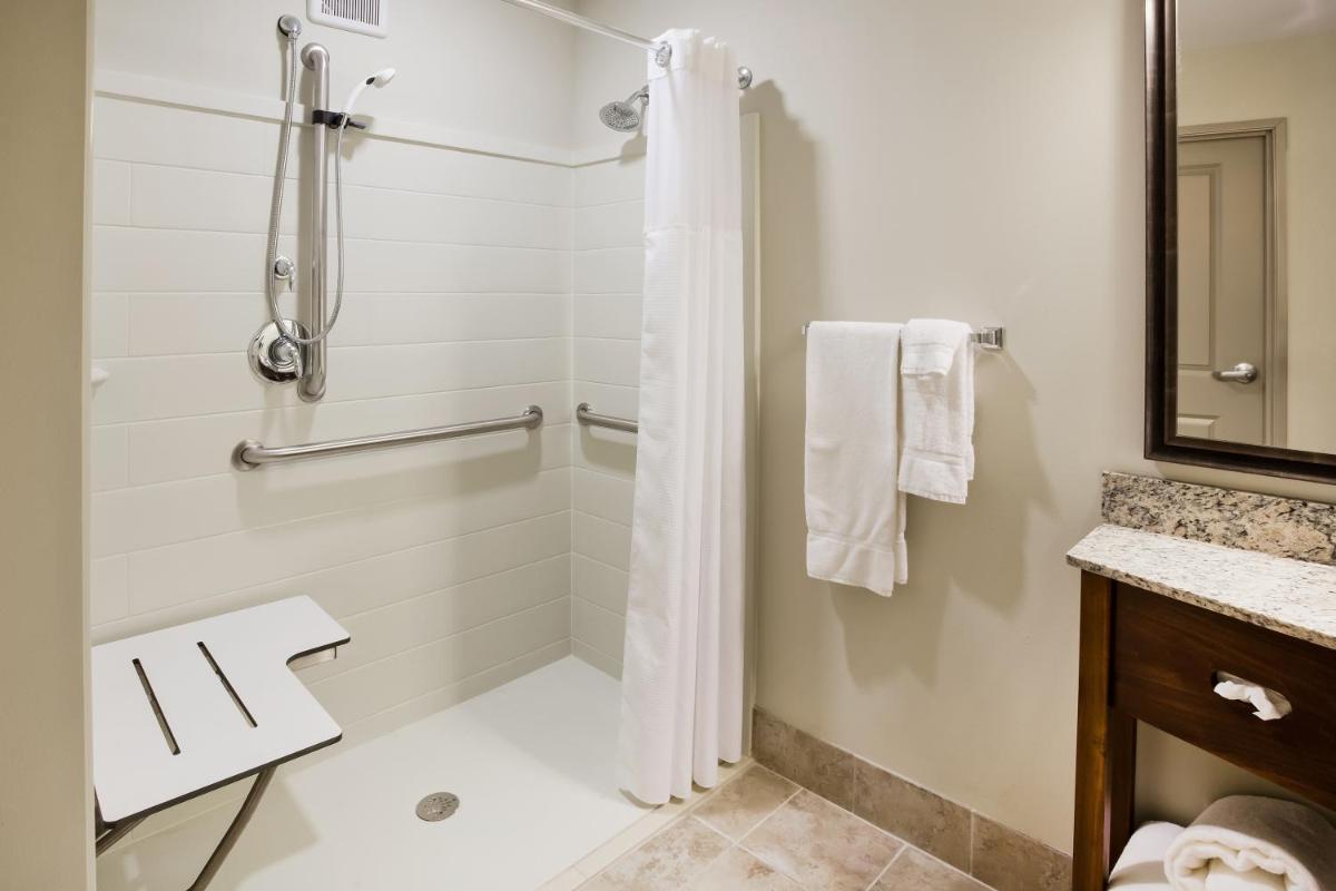 AmericInn by Wyndham DeWitt - Housity